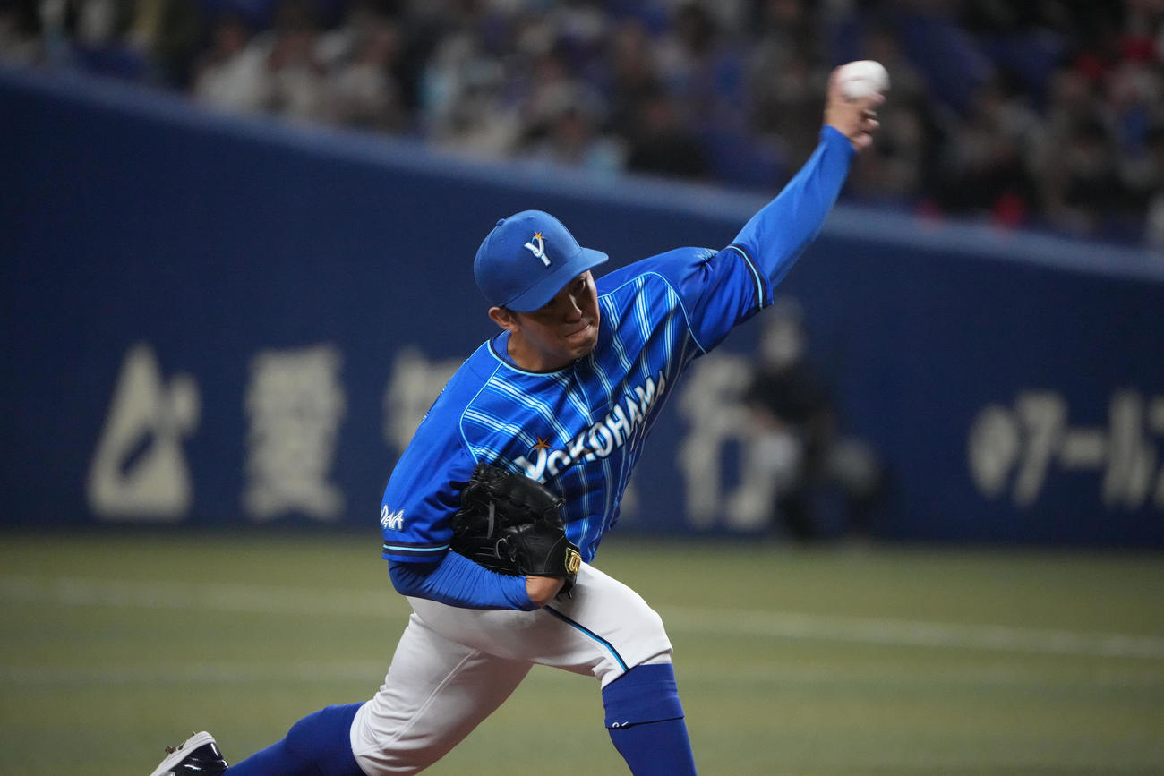 プロ野球中日対DeNA 1回裏、登板するDeNA先発の東（撮影・森本幸一）