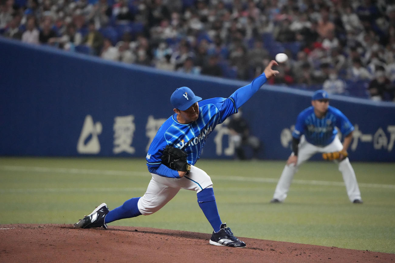 プロ野球中日対DeNA 1回裏、登板するDeNA先発の東（撮影・森本幸一）