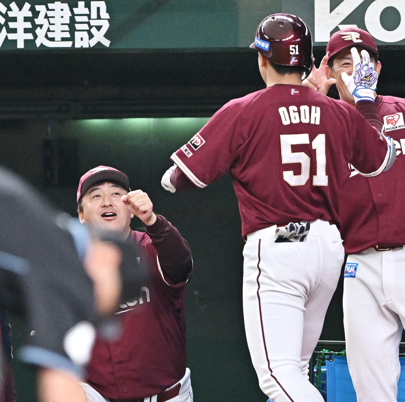 西武対楽天　2回表楽天無死二、三塁、先制の右越え3点本塁打を放った小郷（中央）を笑顔で迎える石井GM兼監督（左）（撮影・滝沢徹郎）