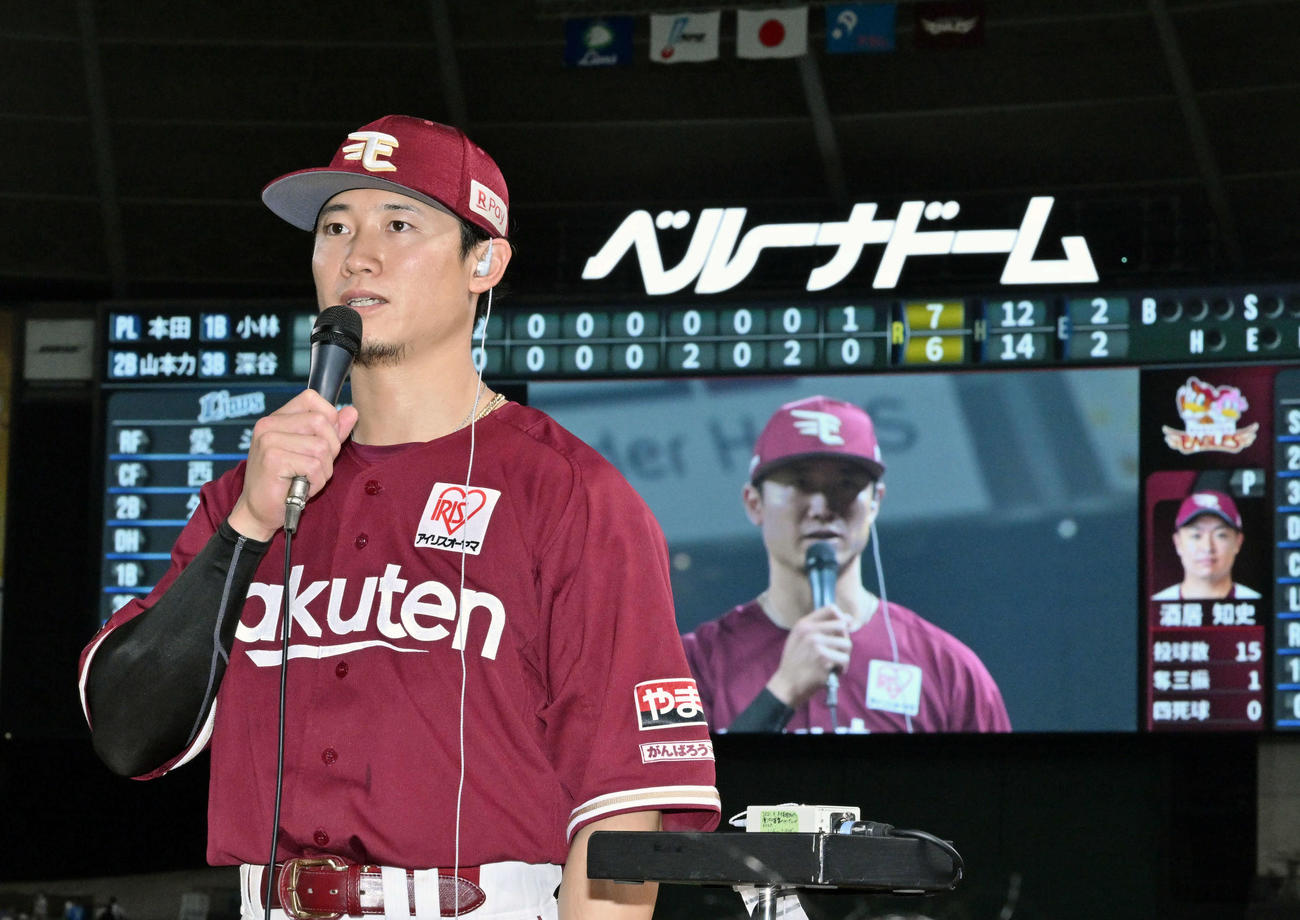 西武対楽天　ヒーローインタビューを受ける楽天西川撮影・滝沢徹郎）