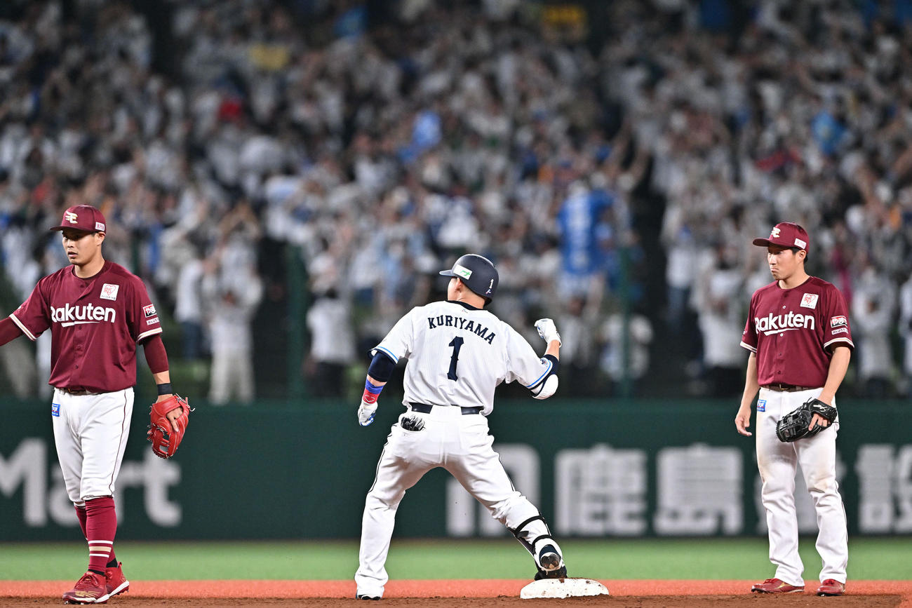西武対楽天　9回裏西武2死二塁、代打栗山（中央）は中前適時打を放ちガッツポーズする（撮影・滝沢徹郎）