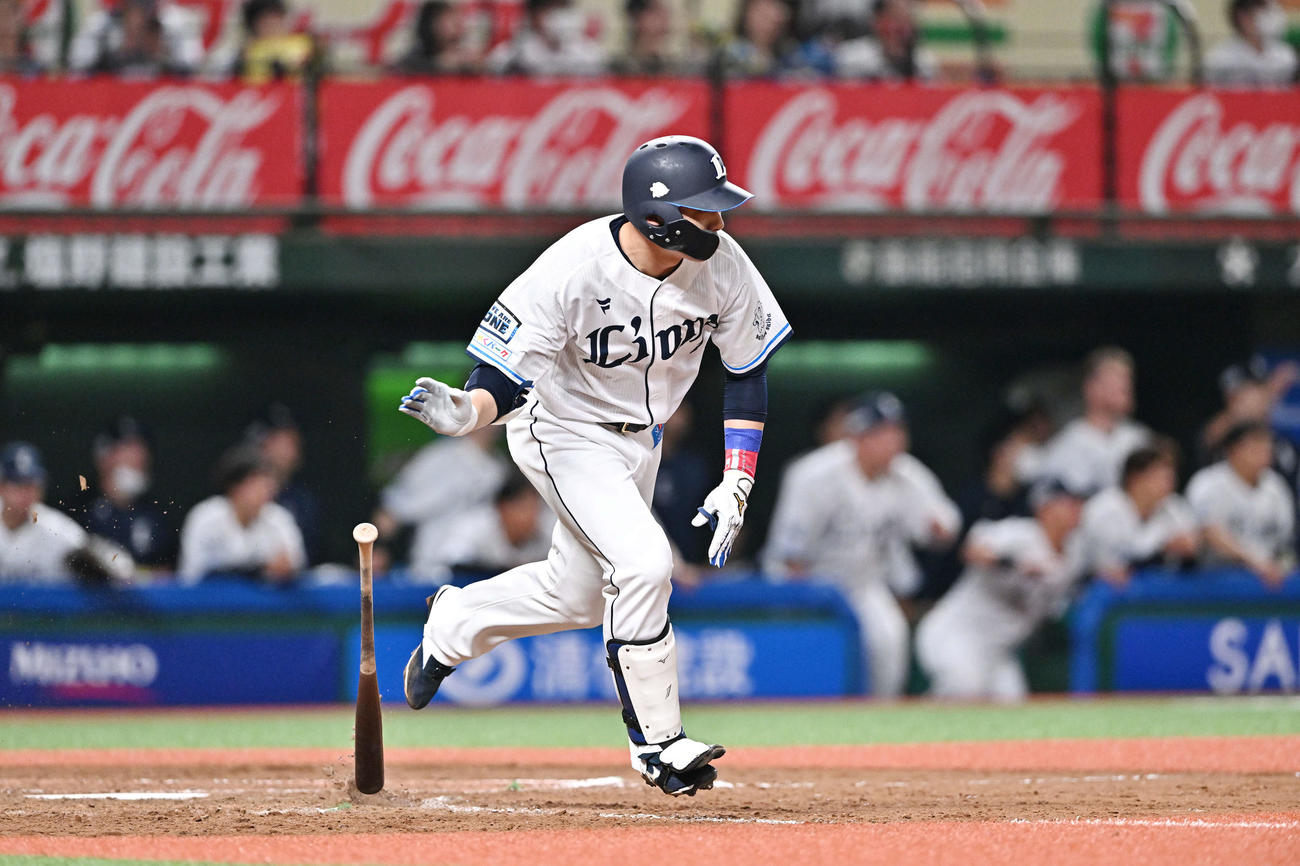 西武対楽天　9回裏西武2死二塁、代打栗山は中前適時打を放つ（撮影・滝沢徹郎）