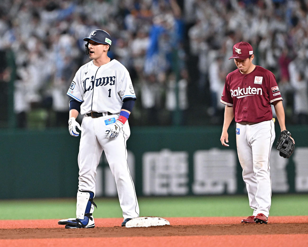 西武対楽天　9回裏西武2死二塁、代打栗山（左）は中前適時打を放ち気合の入った表情を見せる。二塁手小深田（撮影・滝沢徹郎）