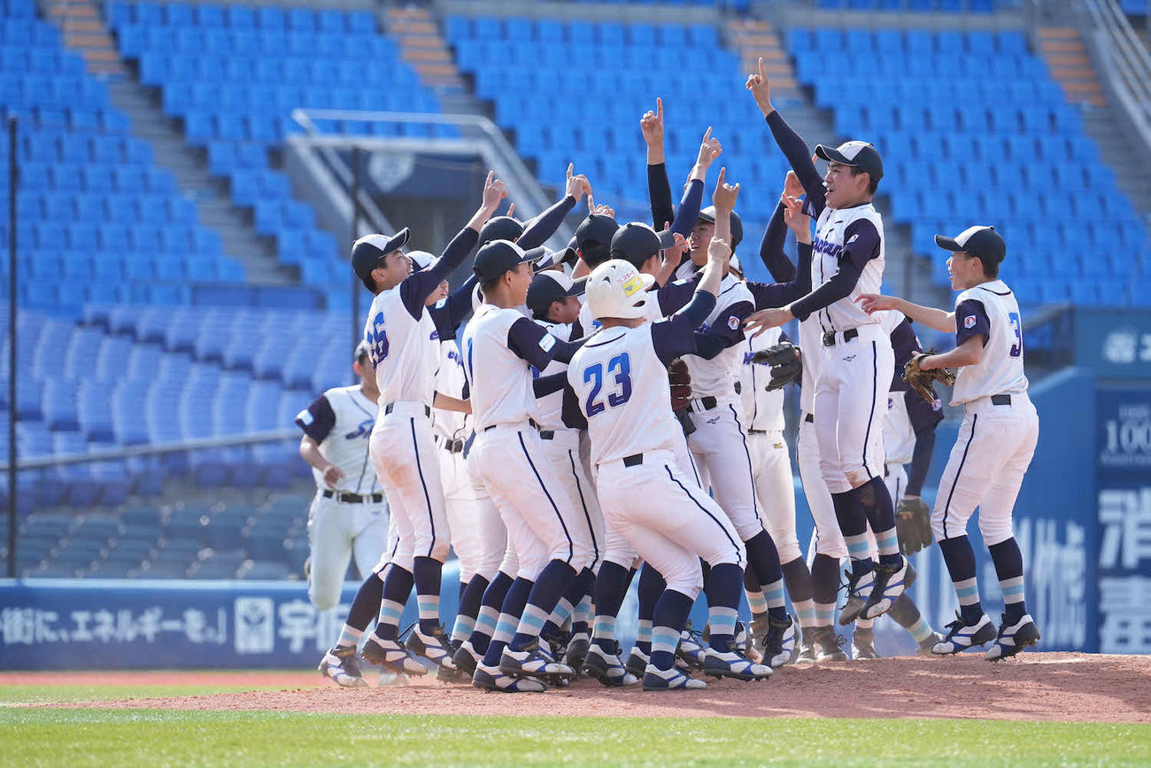第11回DeNAベイスターズカップで優勝した湘南ボーイズの選手たち（球団提供）