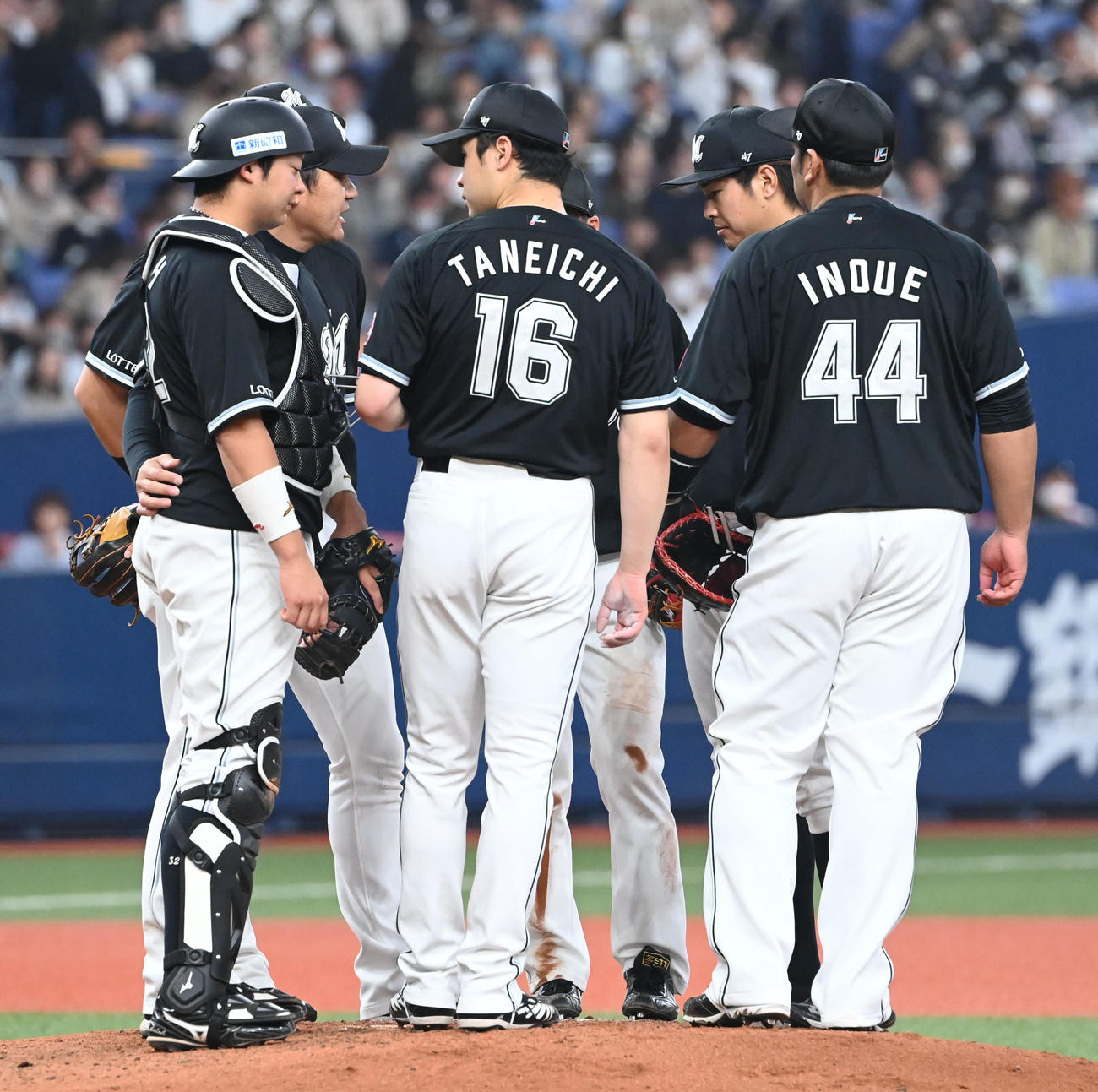オリックス対ロッテ　6回裏オリックス無死一、三塁、ピンチを招き種市のもとに集まるロッテ内野陣（撮影・和賀正仁）