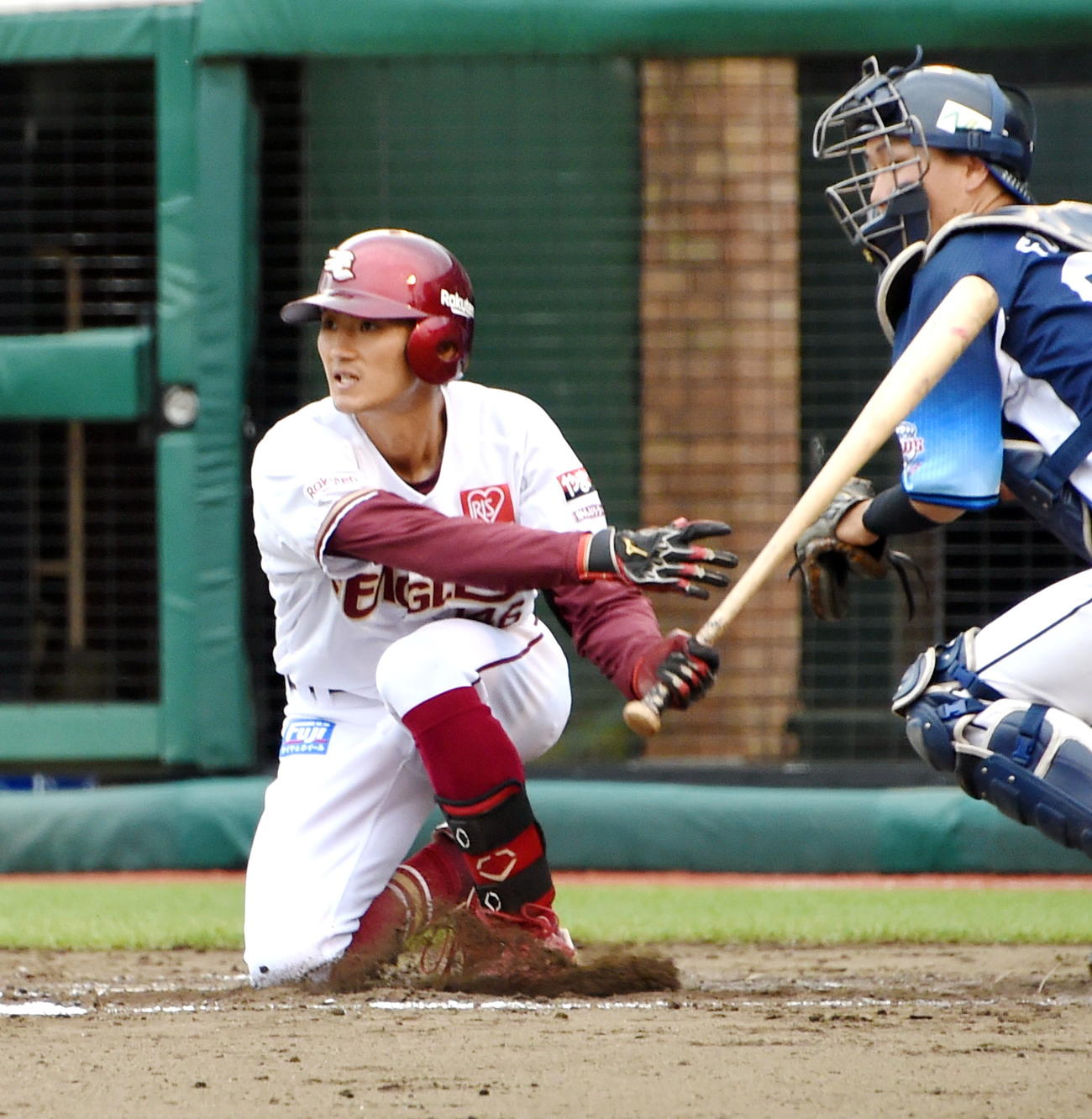 楽天対西武　7回裏楽天無死一塁、右膝をつきながら左前打を放つ辰見（撮影・山田愛斗）