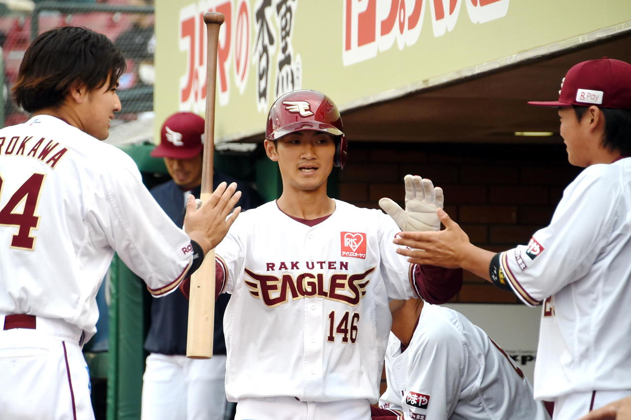 7回、茂木の適時二塁打で勝ち越しのホームを踏みベンチでハイタッチする辰見（中央）