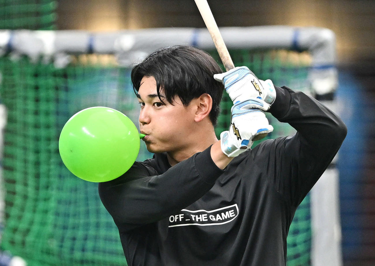 西武対楽天　試合前練習で風船を膨らませる西武西川（撮影・滝沢徹郎）