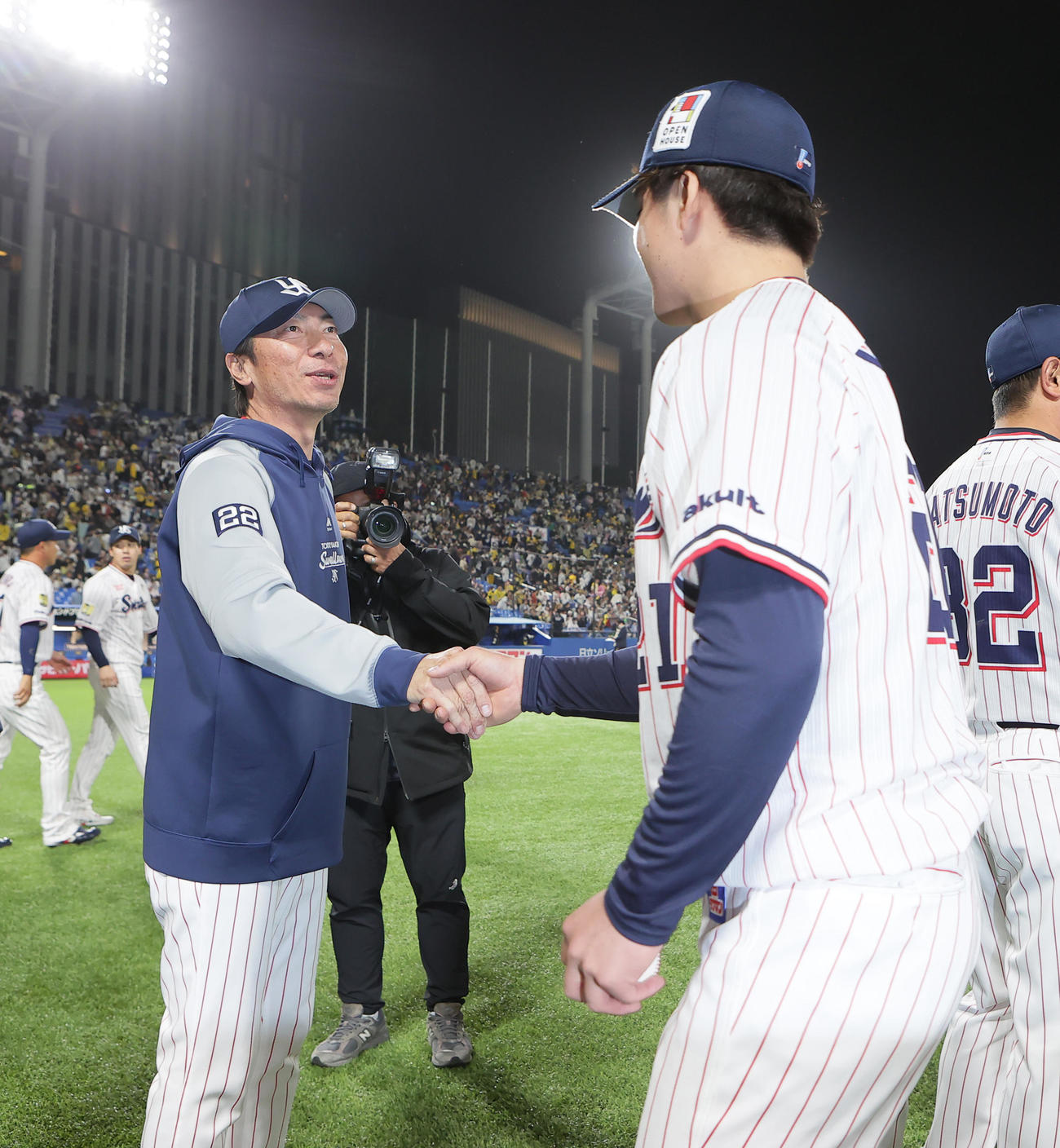 ヤクルト対阪神　プロ初勝利を挙げたヤクルト吉村（右）は高津監督と握手を交わす（撮影・足立雅史）