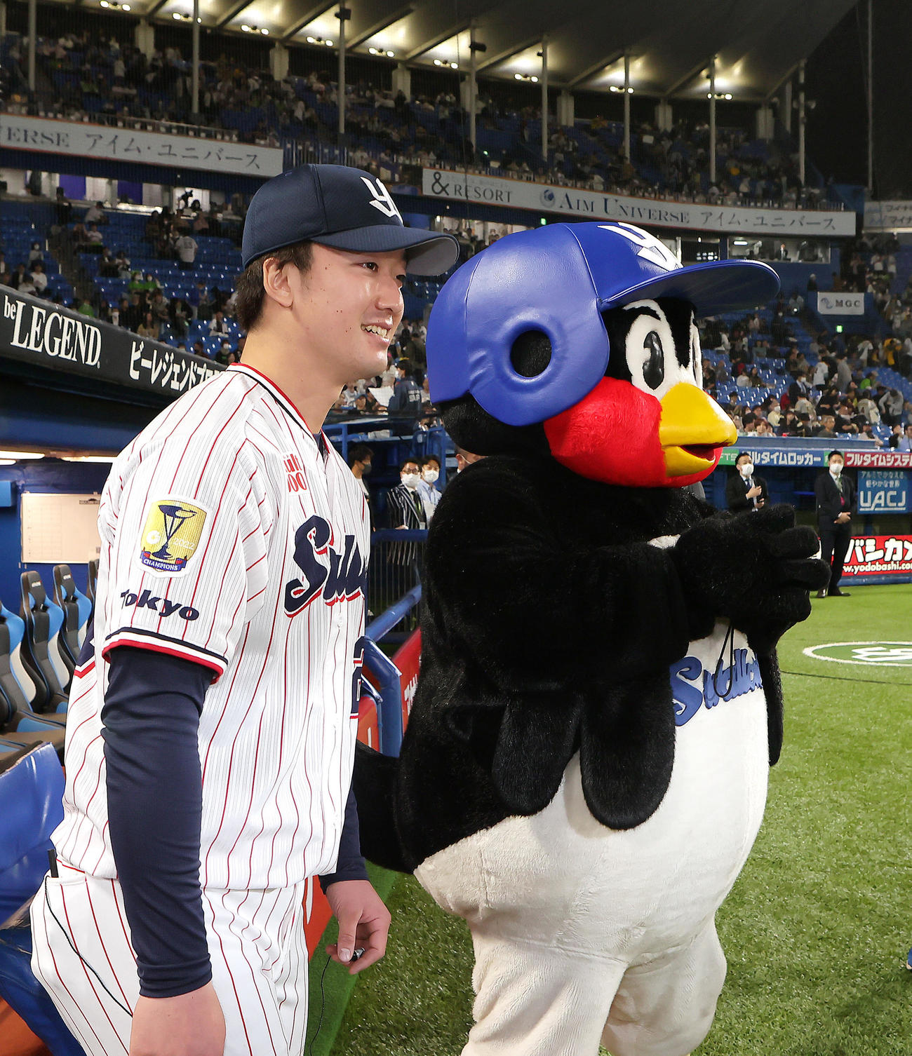 ヤクルト対阪神　プロ初勝利を挙げたヤクルト吉村はつば九郎と笑顔（撮影・足立雅史）