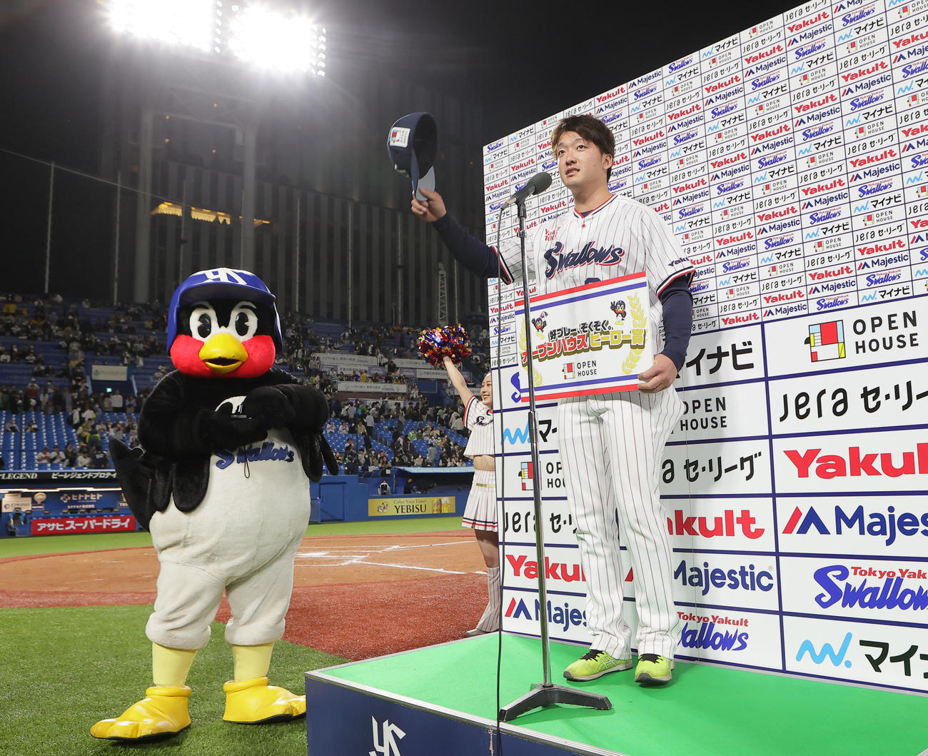 ヤクルト対阪神　プロ初勝利のヤクルト吉村はスタンドの声援に帽子を取って応える（撮影・足立雅史）
