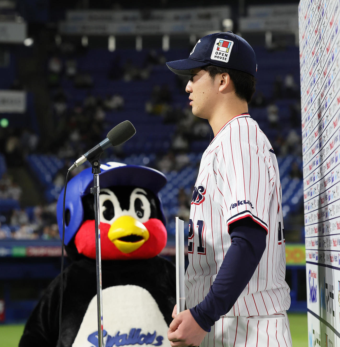 ヤクルト対阪神　プロ初勝利のヤクルト吉村はつば九郎が見つめる中、ヒーローインタビューに答える（撮影・足立雅史）