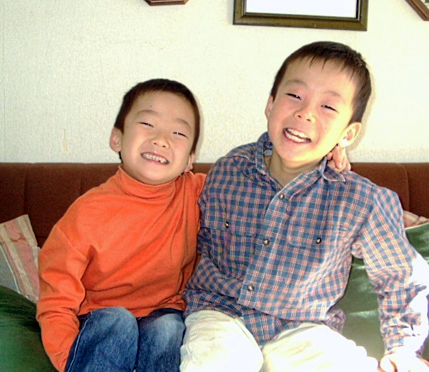 兄侑大さんとヤクルト吉村（左）。小2で野球を始めるまでは兄との遊びについて回っていた（家族提供）