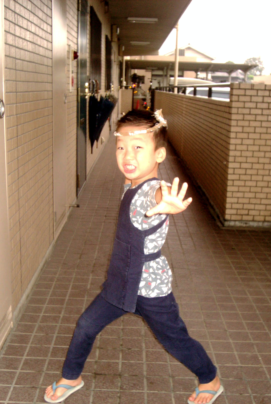 幼稚園のお祭りに出かける前の吉村（家族提供）