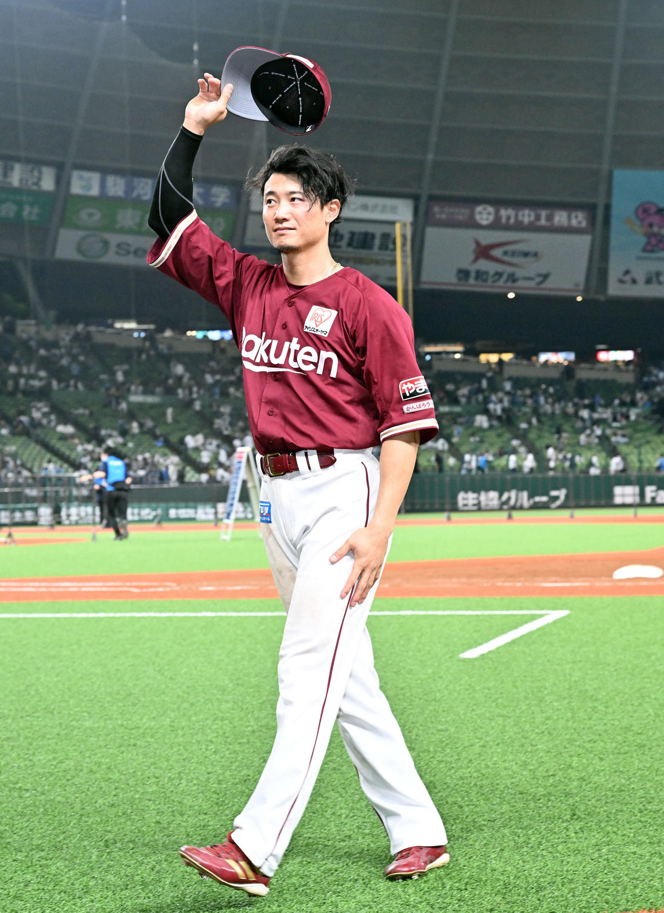 西武対楽天　ヒーローインタビューを終えファンにあいさつする楽天西川（撮影・滝沢徹郎）
