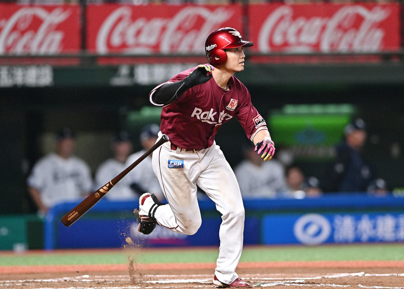 西武対楽天　10回表楽天1死二塁、西川は右適時二塁打を放つ（撮影・滝沢徹郎）