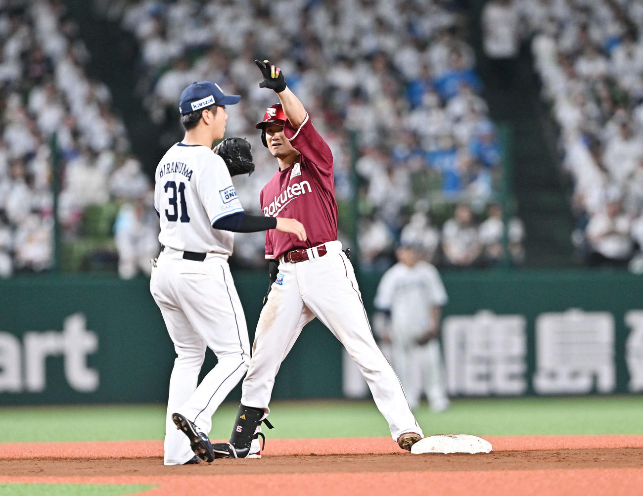西武対楽天　10回表楽天1死二塁、西川（右）は右適時二塁打を放ちベンチへ向かいガッツポーズする（撮影・滝沢徹郎）