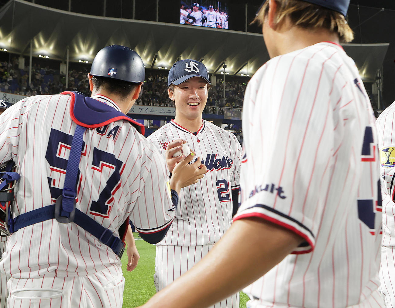 ヤクルト対阪神　プロ初勝利を挙げたヤクルト吉村（中央）は古賀（左）から勝利球を受け取り笑顔を見せる（撮影・足立雅史）