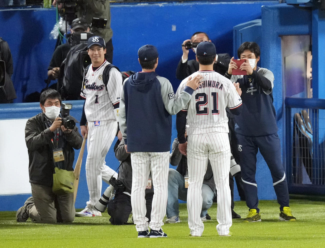 ヤクルト対阪神　山田（後方）が笑顔で見つめる中、高津監督（手前左）と記念撮影をするプロ初勝利を挙げた吉村（撮影・狩俣裕三）