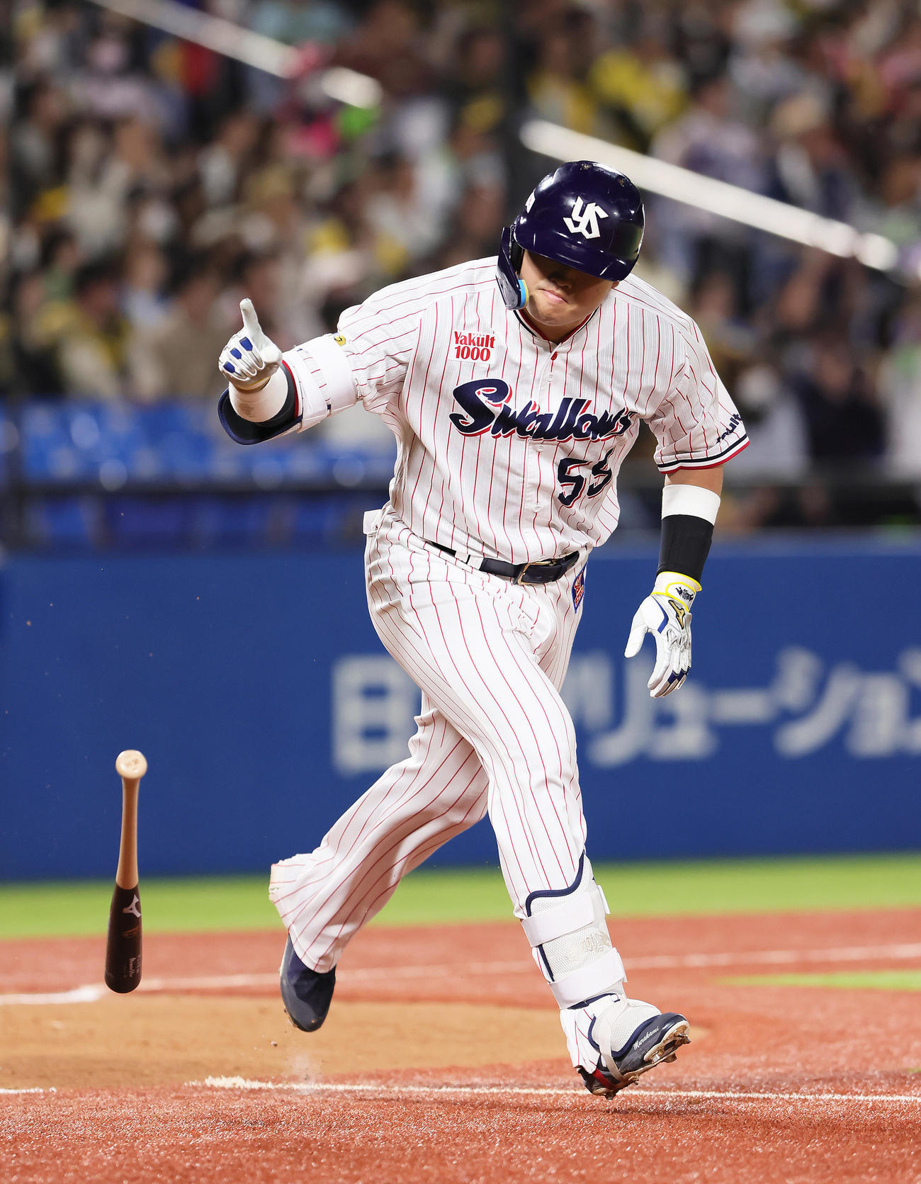 ヤクルト対阪神　5回裏ヤクルト2死二塁、村上は左前適時打を放ちベンチを指さす（撮影・足立雅史）