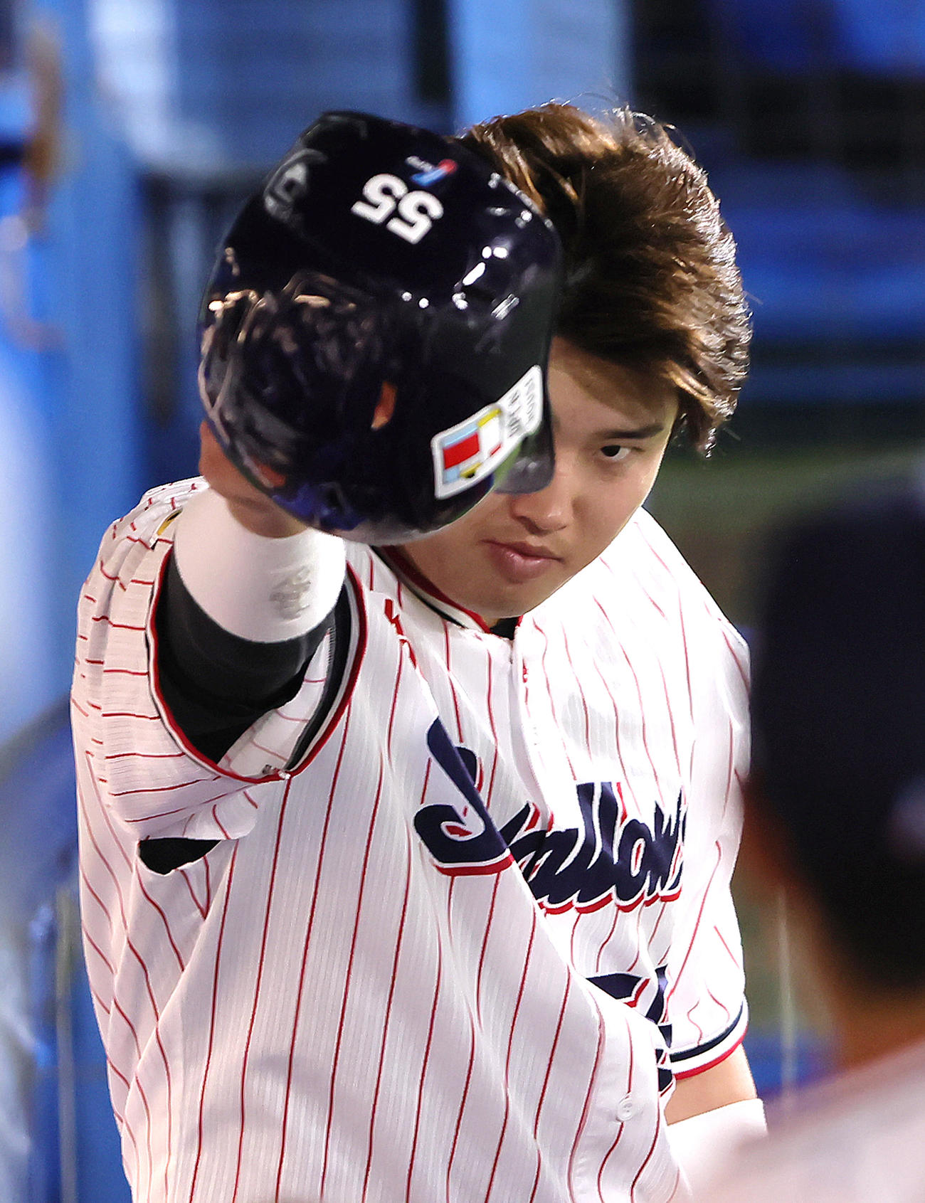 ヤクルト対阪神　5回に適時打を放ったヤクルト村上はベンチに戻りヘルメットを取りナインらの声に応える（撮影・足立雅史）