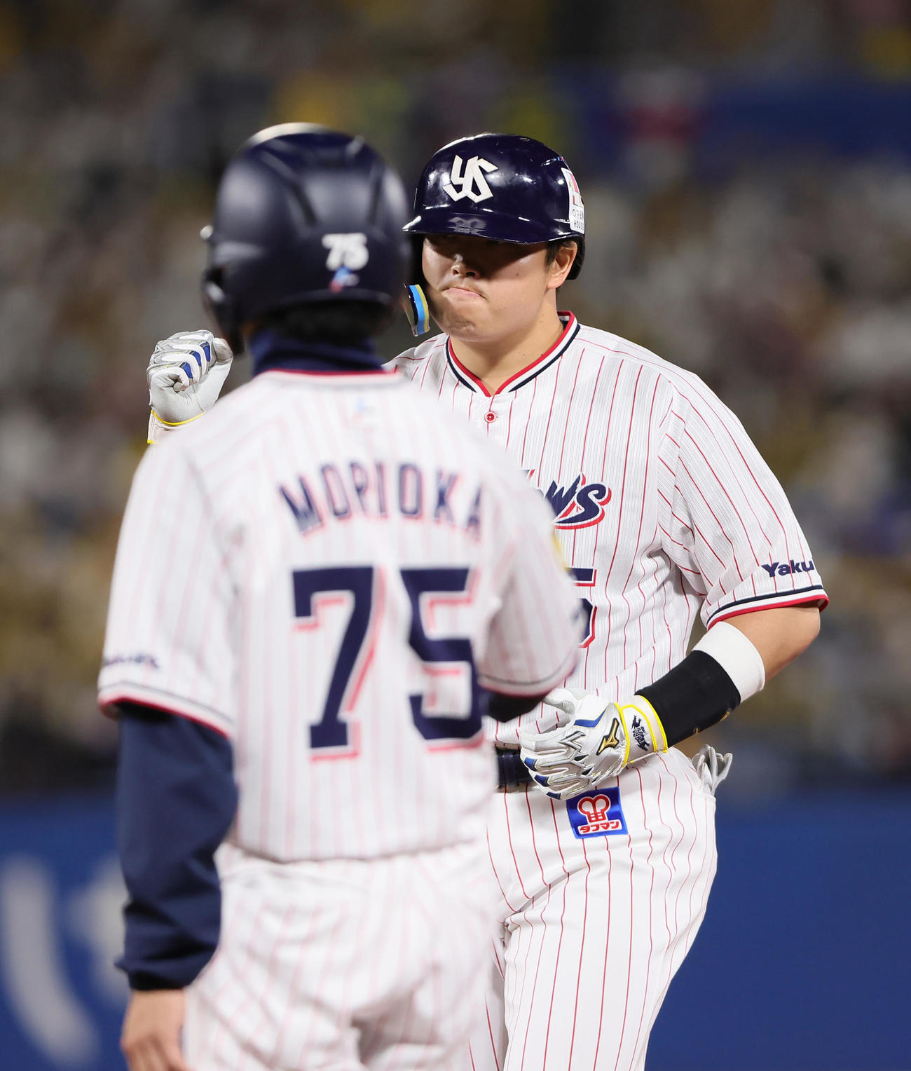 ヤクルト対阪神　5回裏ヤクルト2死二塁、村上は左前適時打を放ちガッツポーズする（撮影・足立雅史）