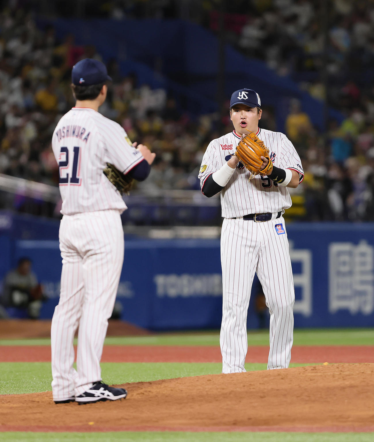 ヤクルト対阪神　マウンドのヤクルト吉村（左）に声をかける村上（撮影・足立雅史）