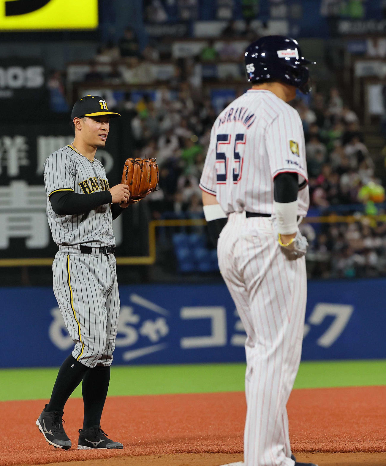 ヤクルト対阪神　5回裏ヤクルト2死二、三塁、佐藤輝（左）は三塁走者の村上と話しをする（撮影・上田博志）