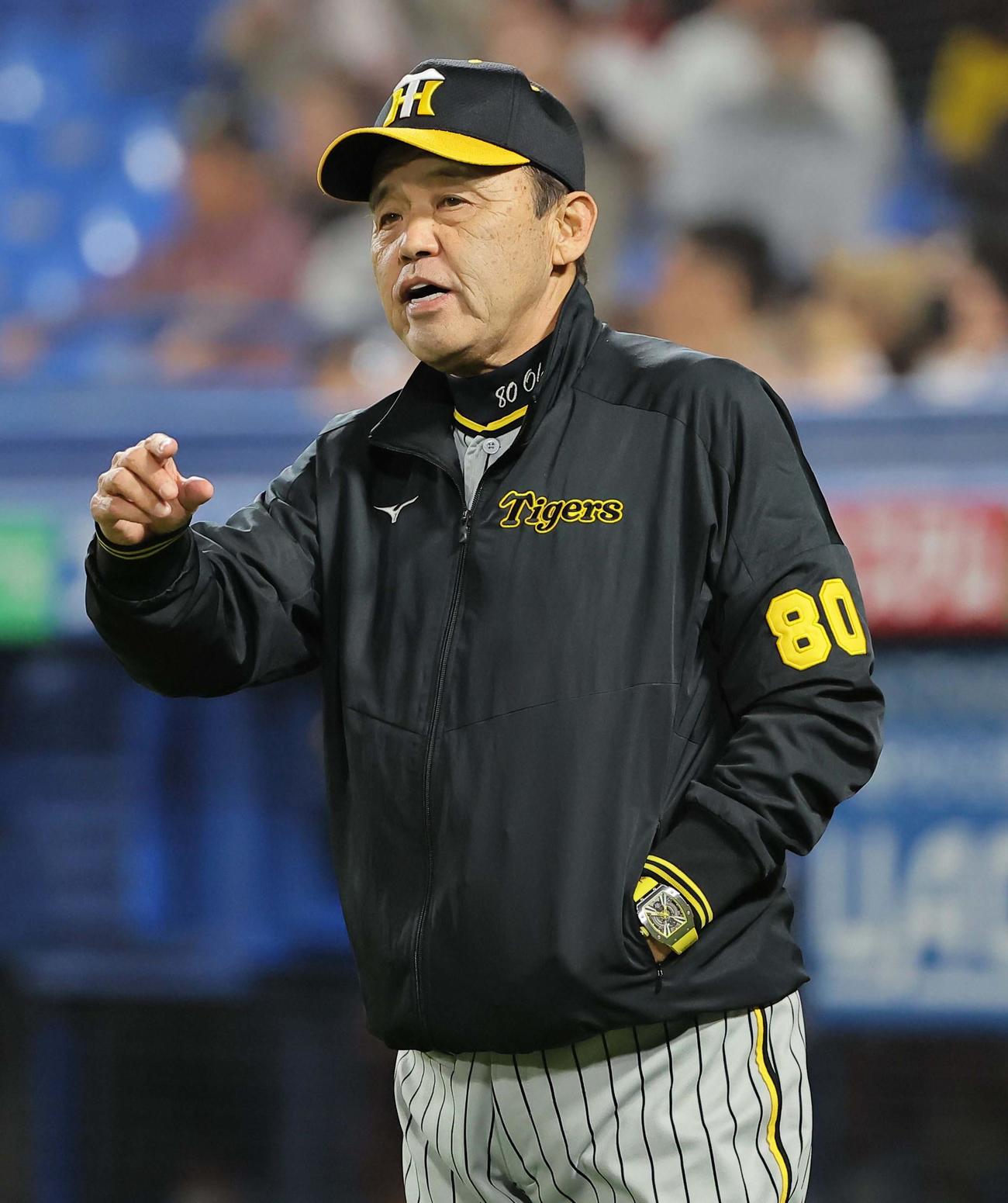 ヤクルト対阪神　選手交代を告げる岡田監督（撮影・上田博志）