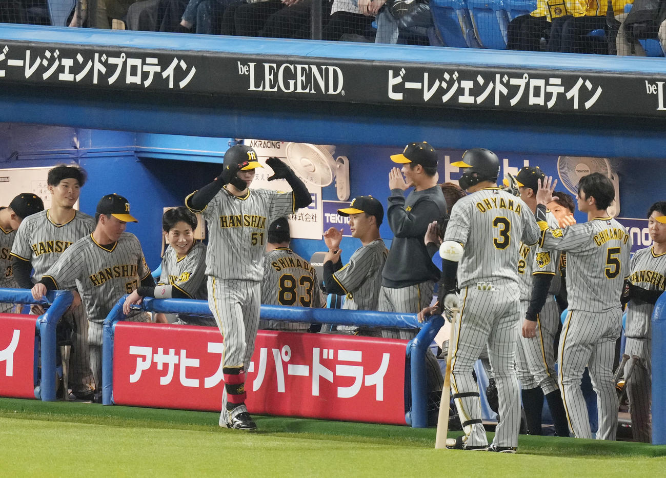 ヤクルト対阪神　6回表阪神1死、ソロ本塁打を放ち、ベンチでポーズを決める中野（中央）（撮影・狩俣裕三）