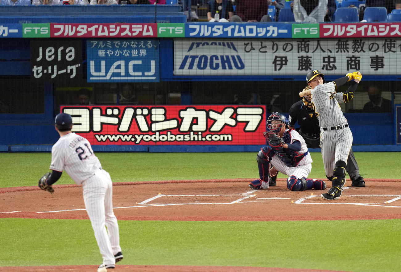 ヤクルト対阪神　1回表阪神2死満塁、空振り三振に倒れる井上。投手吉村（撮影・狩俣裕三）