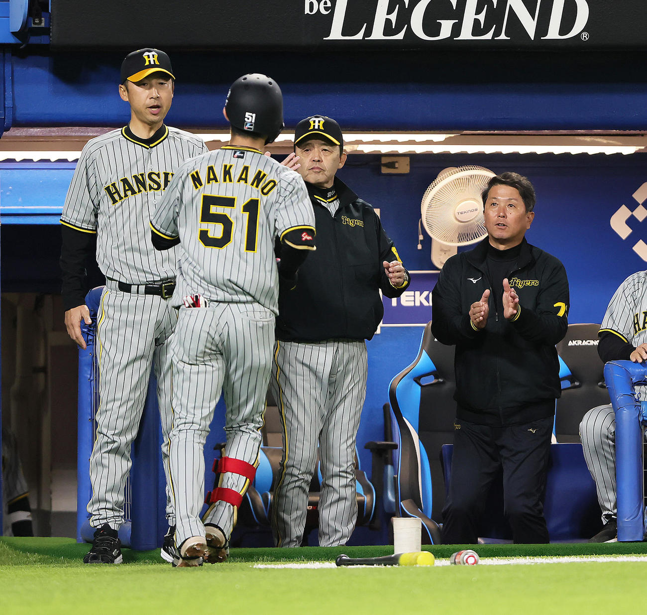 ヤクルト対阪神　6回表阪神1死、中野（左から2人目）は右越え本塁打を放ち岡田監督（同3人目）らに迎えられる（撮影・足立雅史）