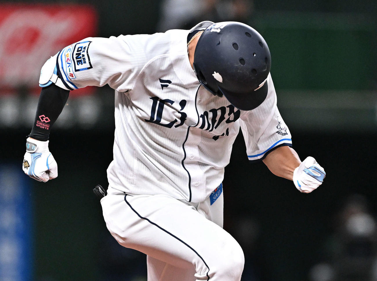 西武対楽天　7回裏西武無死、西川は中前打を放ちガッツポーズする（撮影・滝沢徹郎）