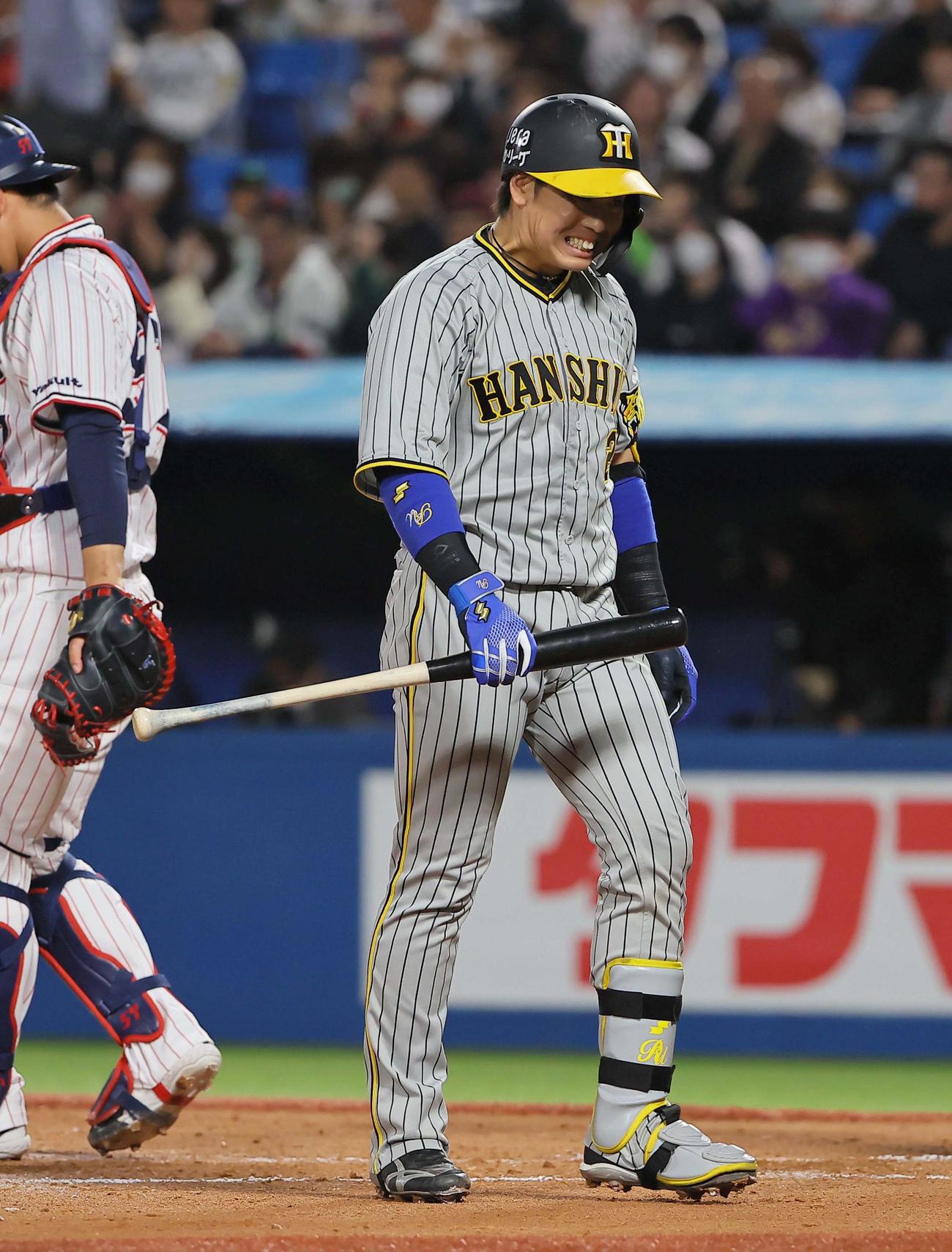 ヤクルト対阪神　2回表阪神無死、三振に倒れた梅野は悔しそうな表情を見せる（撮影・上田博志）