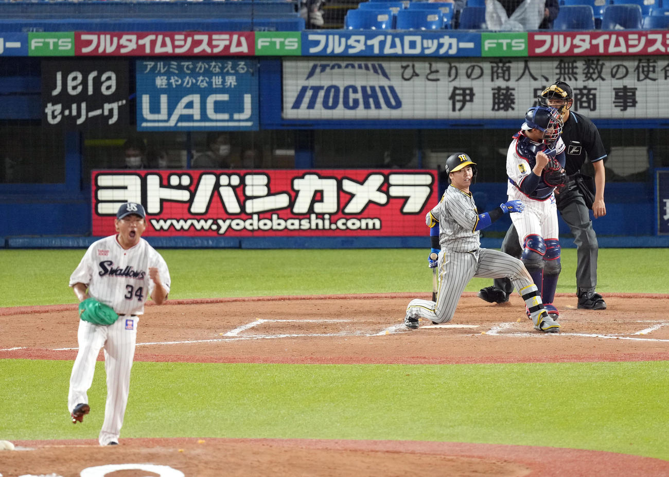 ヤクルト対阪神　9回表阪神2死三塁、空振り三振に倒れる最後の打者梅野。投手田口（撮影・狩俣裕三）