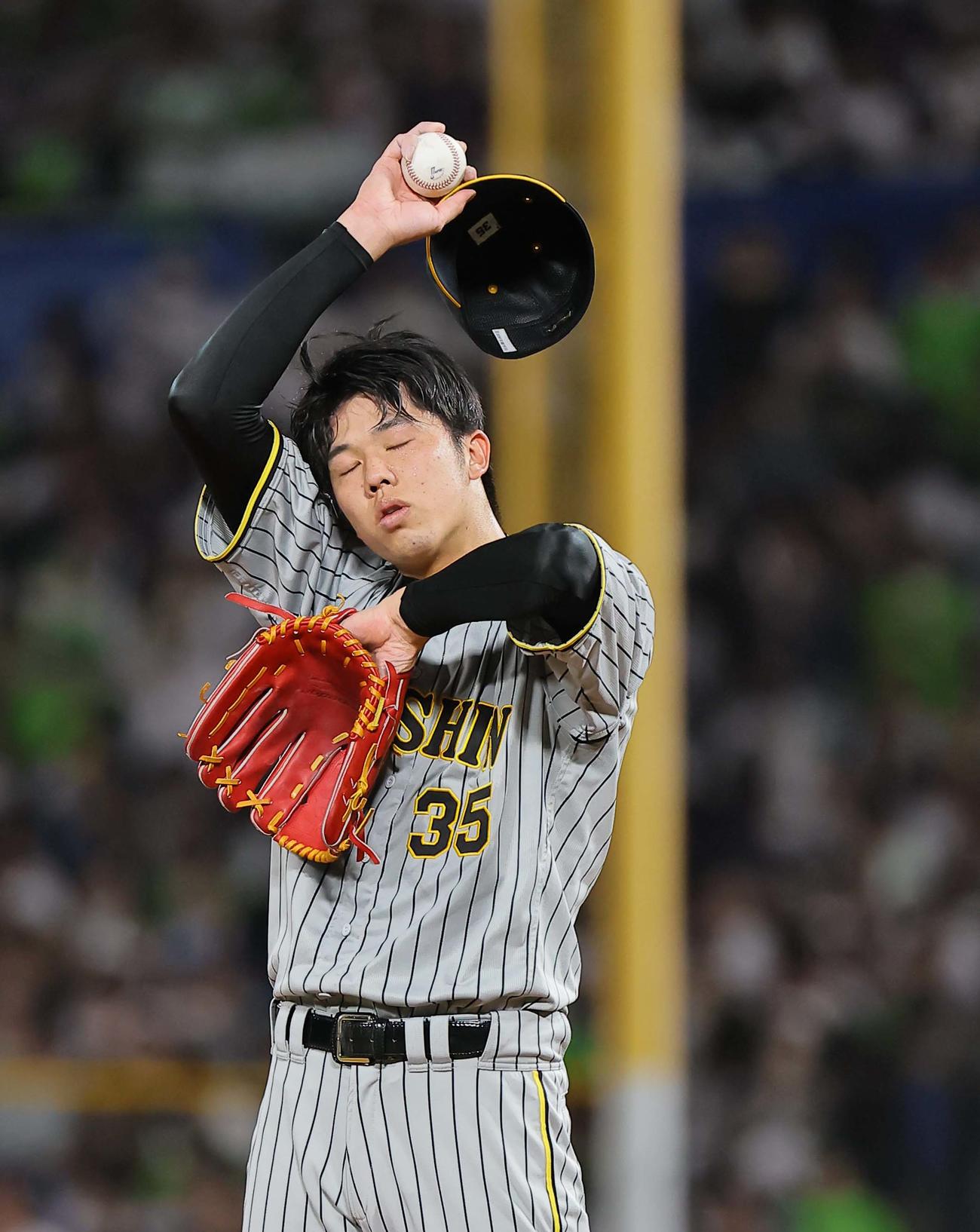ヤクルト対阪神　3回に3失点した才木はマウンドで汗をぬぐう（撮影・上田博志）