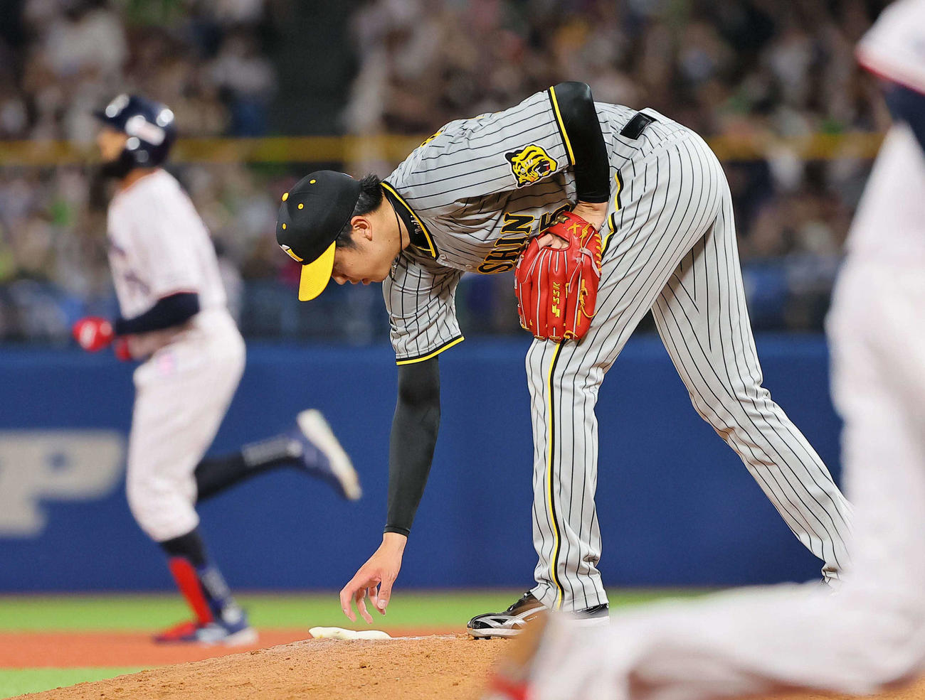 ヤクルト対阪神　3回裏ヤクルト2死二塁、才木（右）はサンタナに右越え2点本塁打を浴びる（撮影・上田博志）