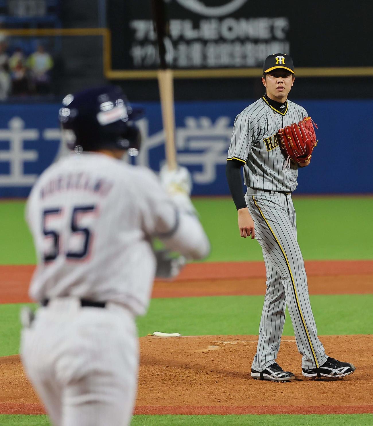 ヤクルト対阪神　1回裏ヤクルト1死一、二塁、才木は村上宗隆に四球を与える（撮影・上田博志）