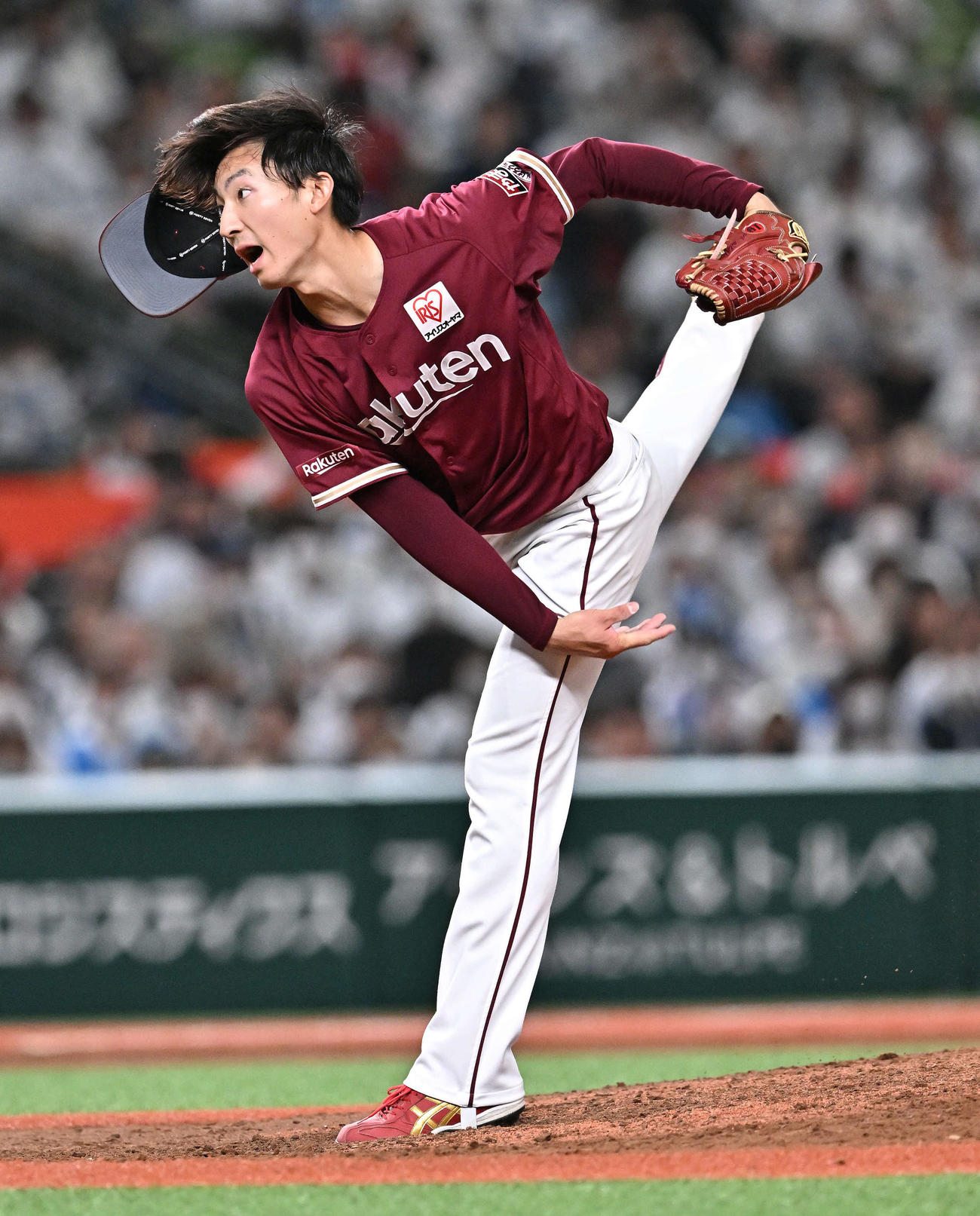 西武対楽天　帽子を飛ばし力投する楽天先発の荘司（撮影・滝沢徹郎）
