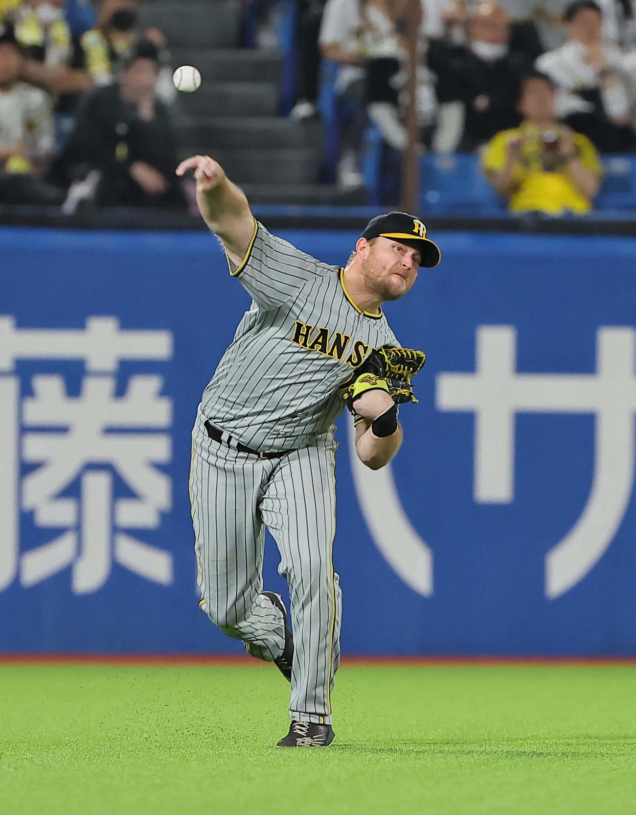 ヤクルト対阪神　6回裏ヤクルト1死一塁、ノイジーは浜田の打球を三塁へ送球し一塁走者並木を刺す（撮影・上田博志）