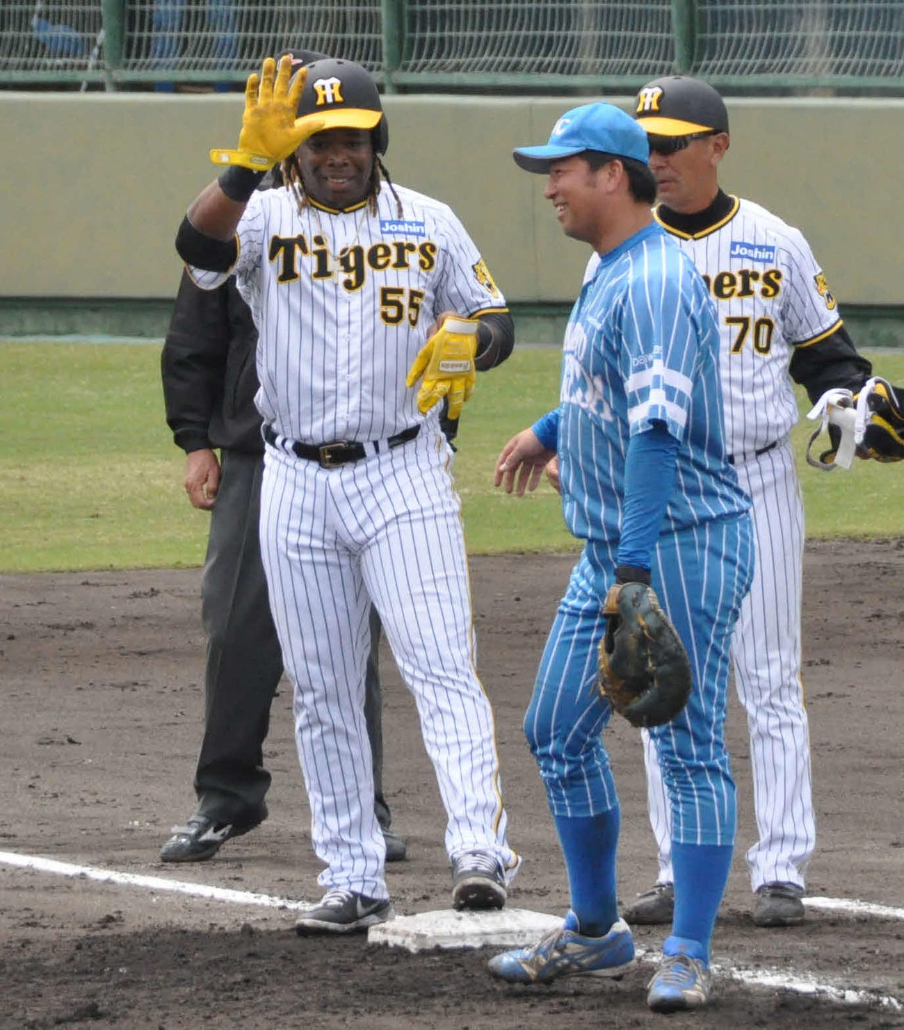 練習試合　阪神2軍対大和高田クラブ　2回阪神無死。阪神ミエセスは左安打を放ち、笑顔でベンチに向け手を挙げる