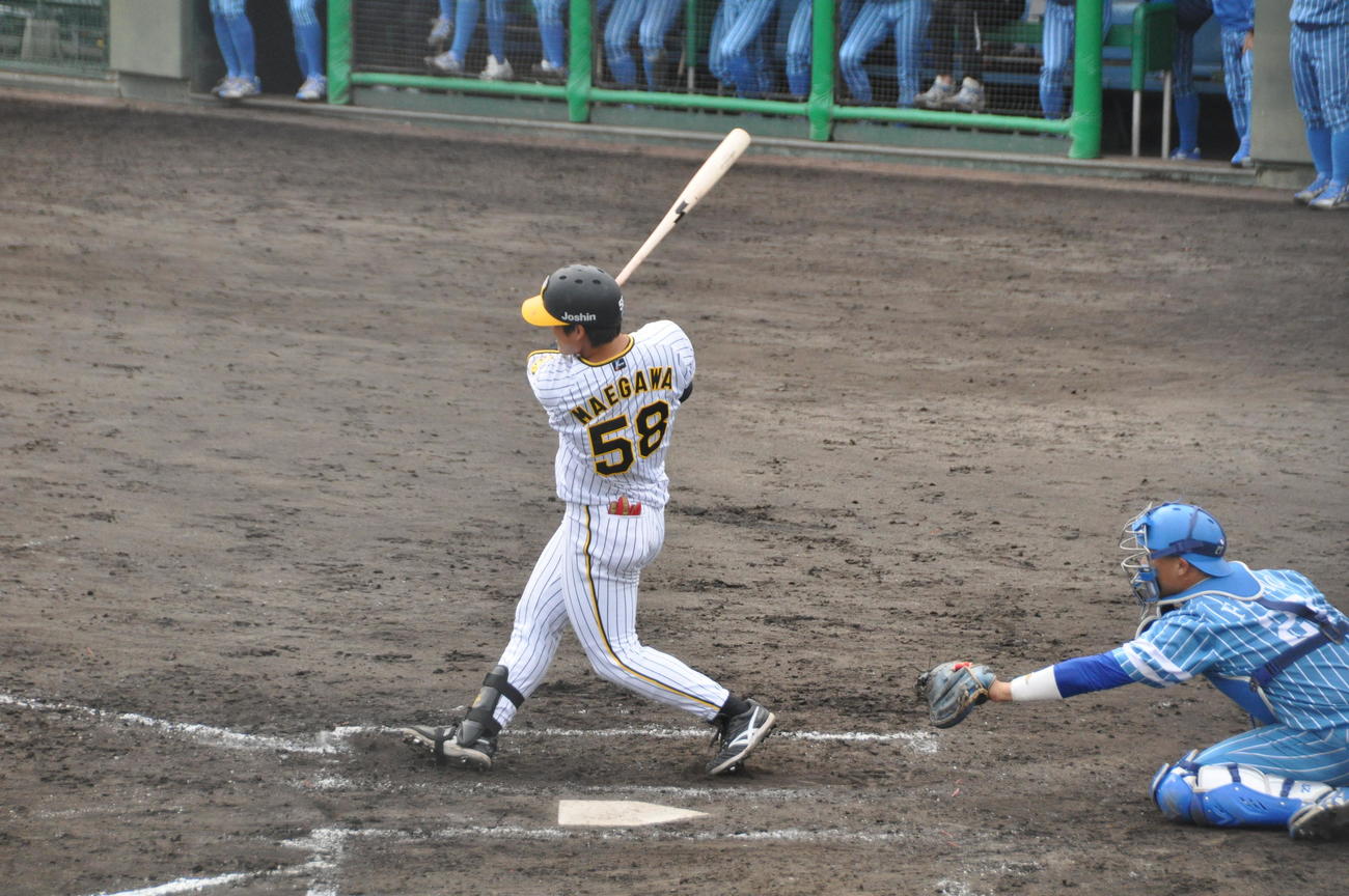 練習試合　阪神2軍対大和高田クラブ　7回阪神1死一、二塁。前川は一塁ベースを直撃する右翼への適時二塁打を放つ