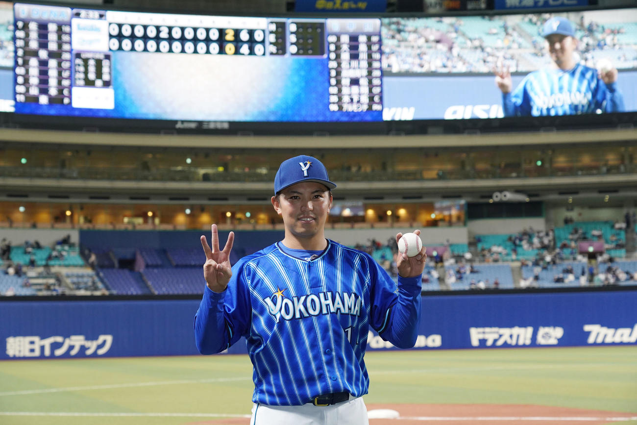 23年4月30日　中日対DeNA　ヒーローインタビューを終えポーズを決める完封で今季3勝目のDeNA東（撮影・森本幸一）