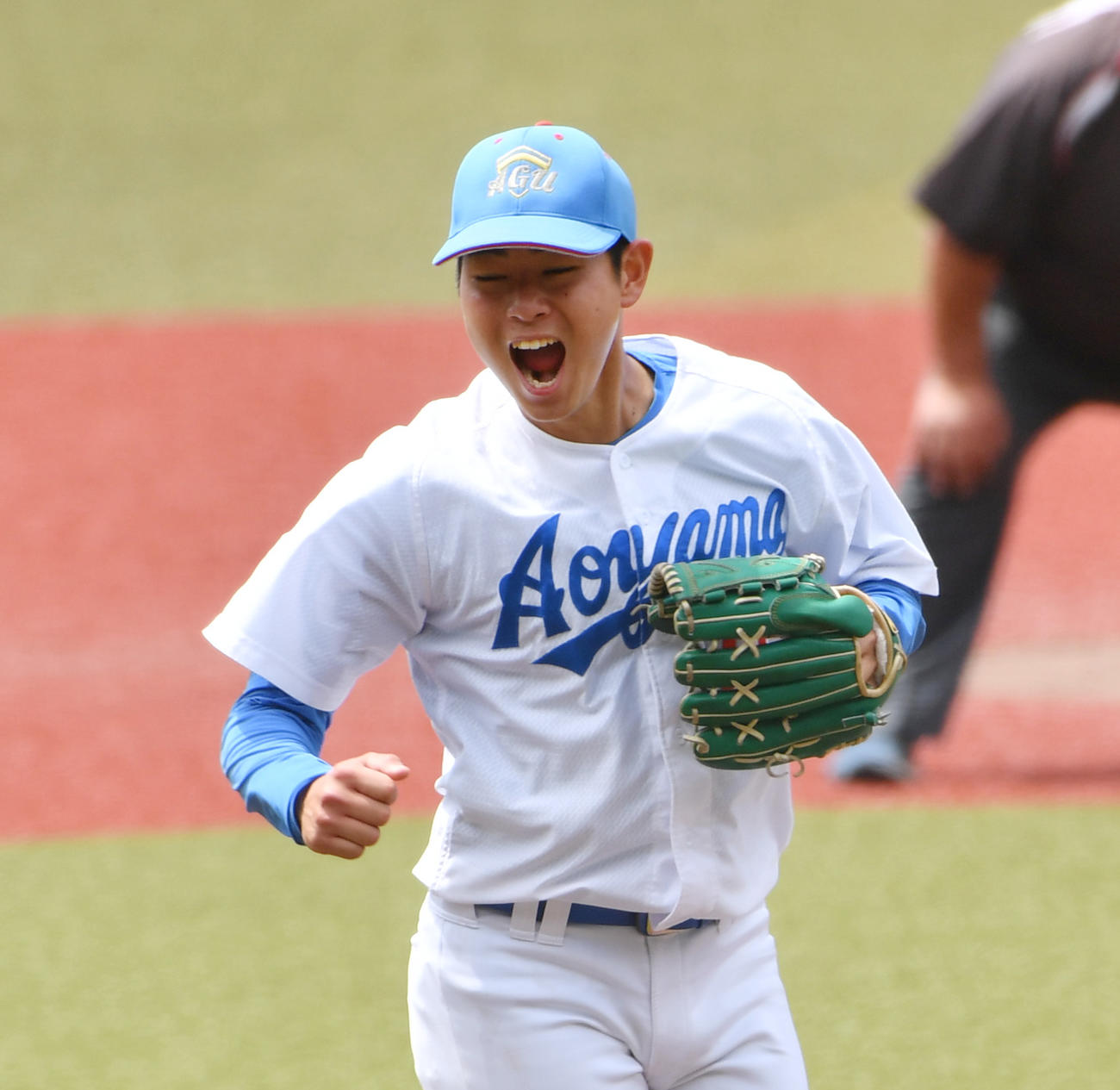 中大対青学大　4安打完封勝利を挙げガッツポーズする青学大・下村（撮影・柴田隆二）