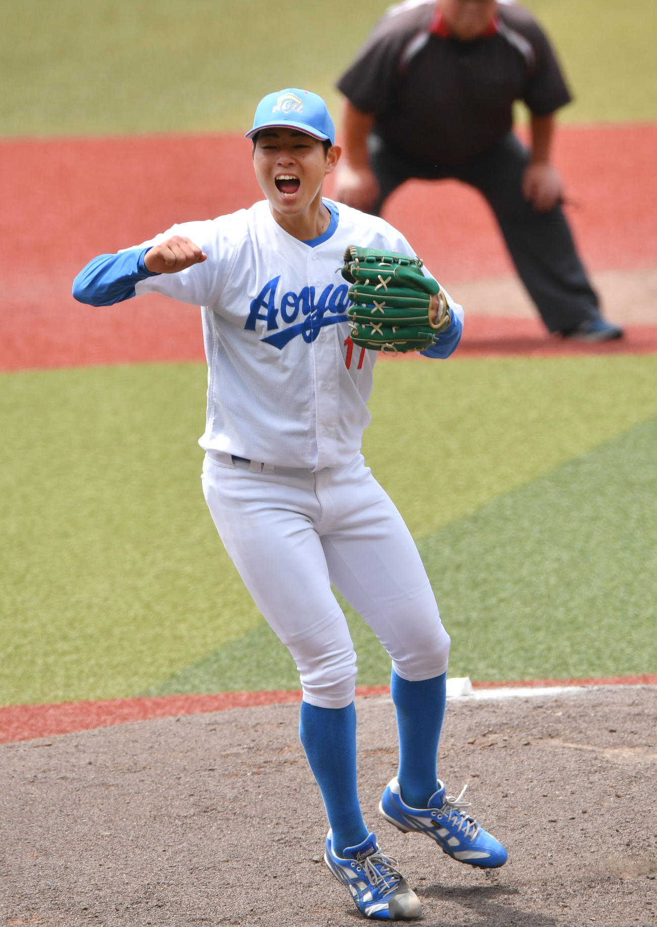 中大対青学大　4安打完封勝利を挙げガッツポーズする青学大・下村（撮影・柴田隆二）