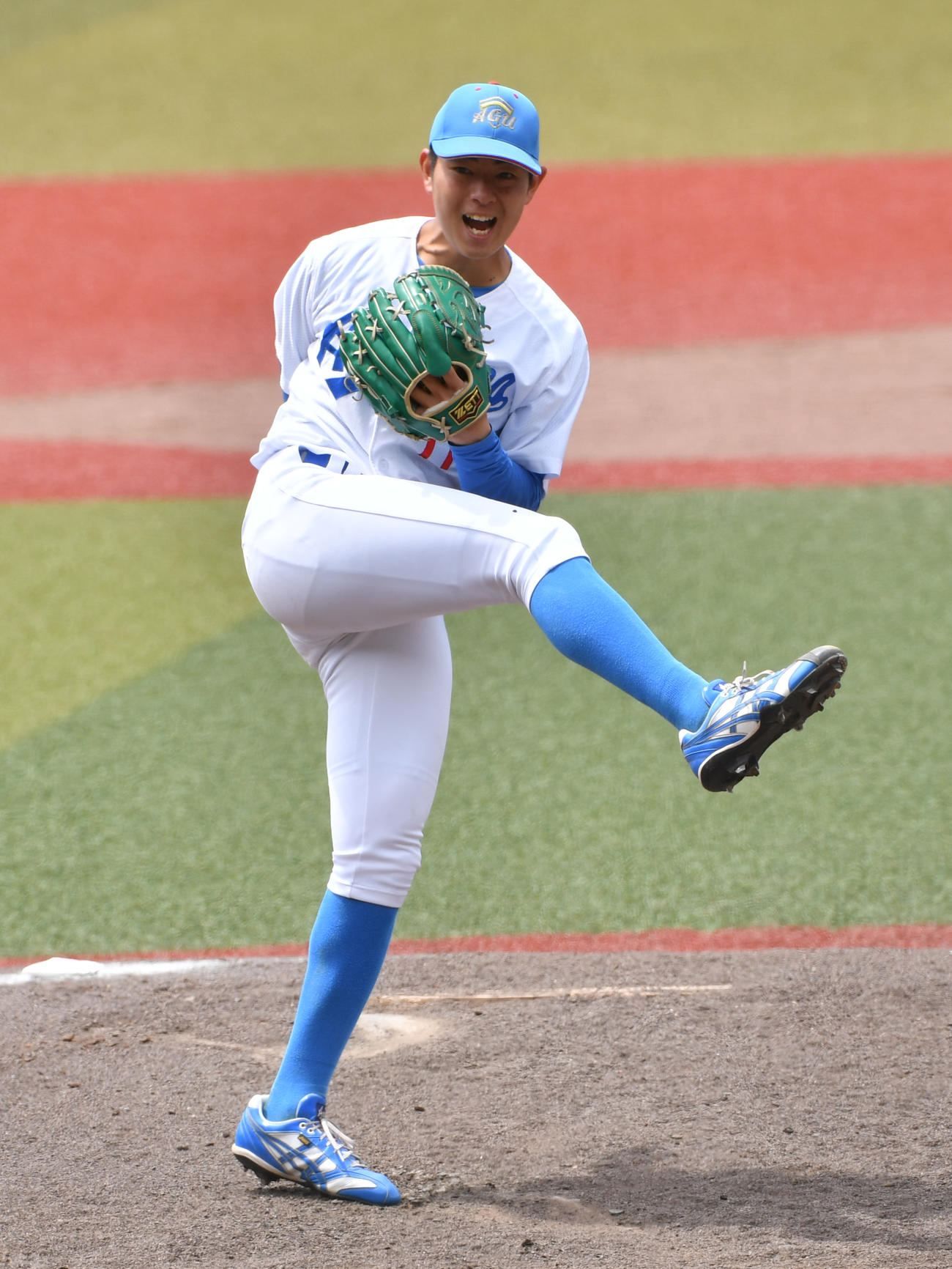 中大対青学大　4安打完封勝利を挙げガッツポーズする青学大・下村（撮影・柴田隆二）