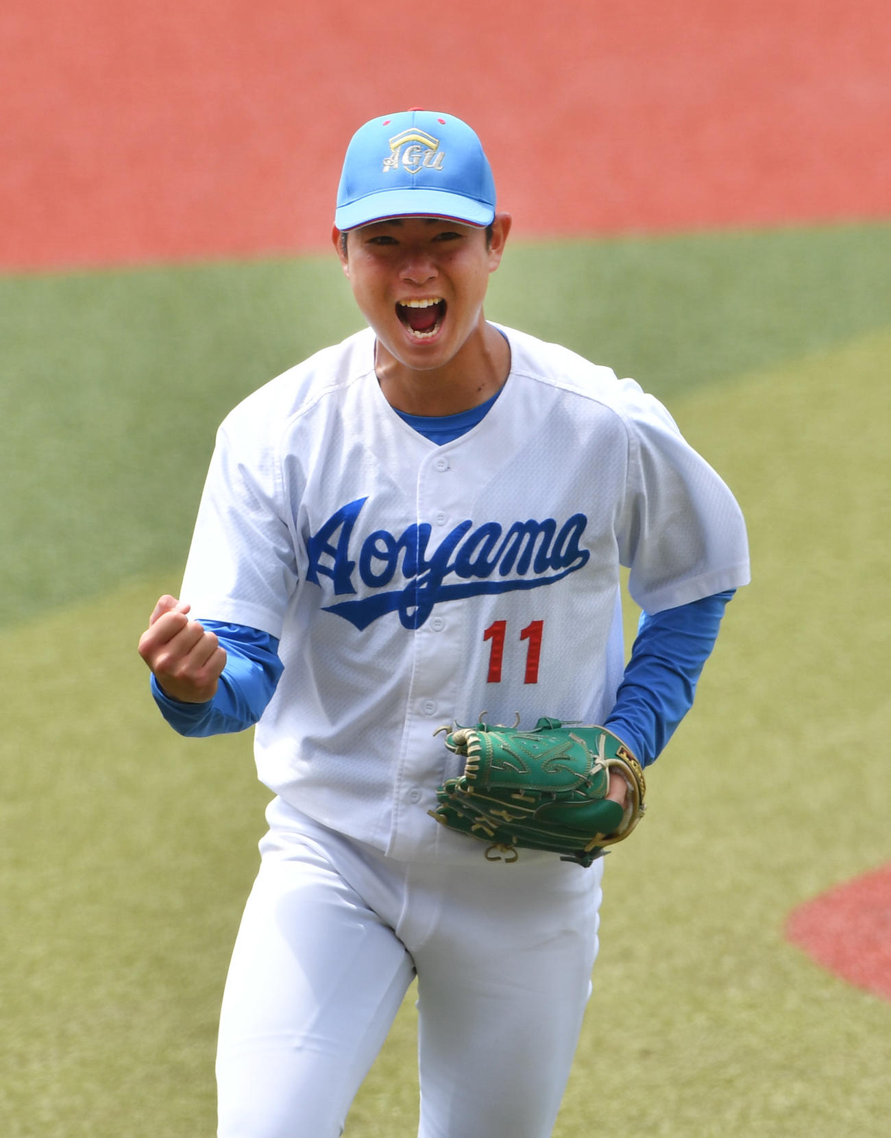 中大対青学大　4安打完封勝利を挙げガッツポーズする青学大・下村（撮影・柴田隆二）