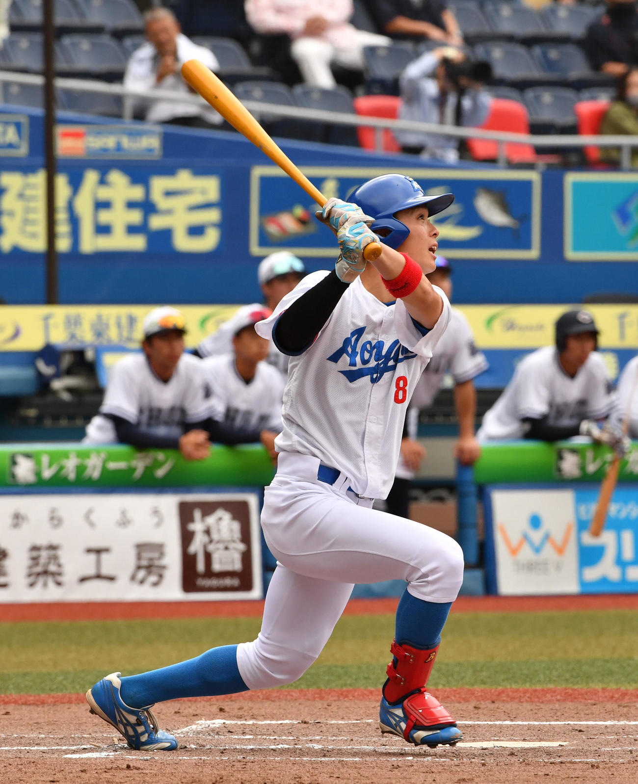 中大対青学大　2回裏青学大2死、初谷は右中間に本塁打を放つ（撮影・柴田隆二）