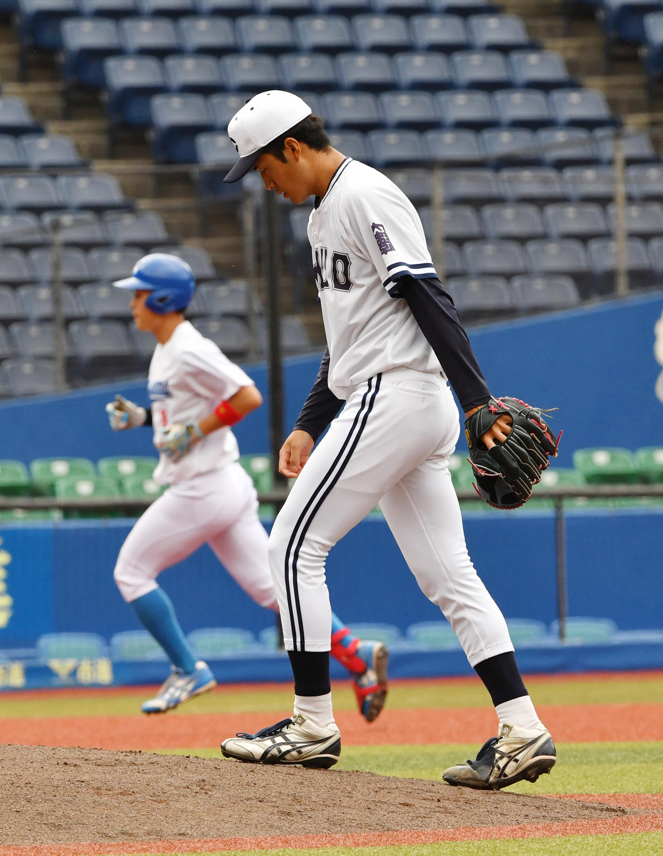 中大対青学大　2回裏青学大2死、初谷に右中間に本塁打を浴びた中大・西舘（撮影・柴田隆二）