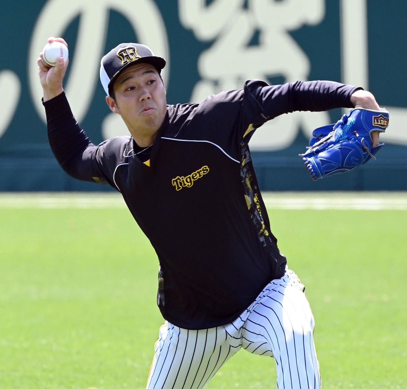 外野でキャッチボールする阪神青柳（撮影・和賀正仁）
